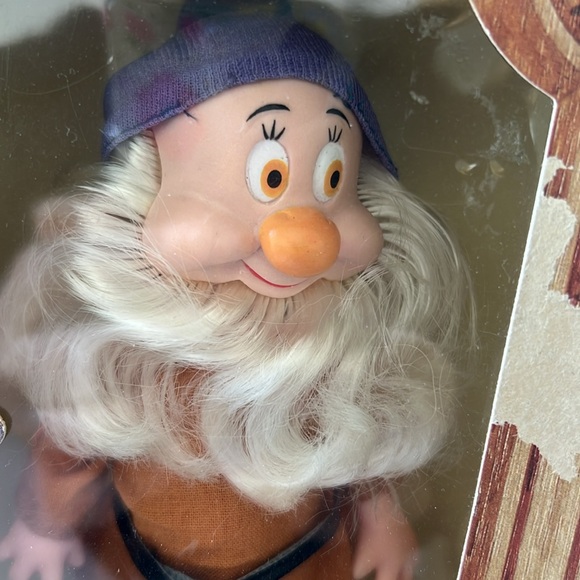 Disney Snow White Bashful Figurine - Picture 6 of 8